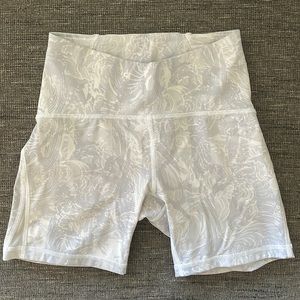 SIZE 6 LULULEMON SHORTS
